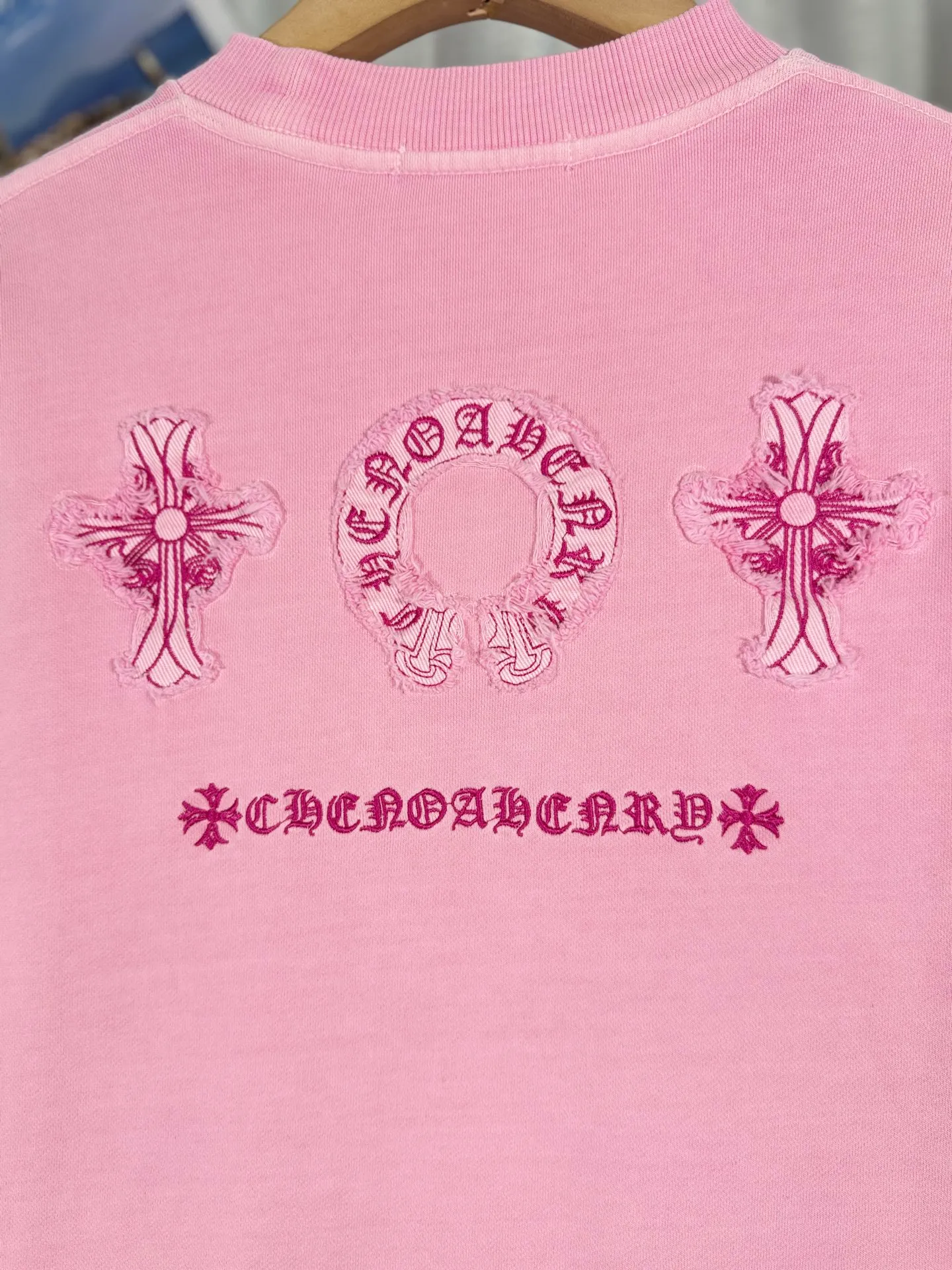P260 top version, real shot without P, ​​different from market currency) 𝗖𝗵𝗿𝗼𝗺𝗲 𝗛𝗲𝗮𝗿𝘁𝘀/Cro Heart 2025 washed patch embroidery autumn and winter new original single counter American laser burnt 3D three-dimensional color embroidered couple casual sweatshirt 👑The highest version! Customized fabric 430g tripe terry fabric! American acid-washed and distressed original fabric laser burnt ✟appliqué embroidery and exquisite embroidery of letters! The best-selling model in the counter, very comfortable to wear. Accessories: original molded and authenticated collar label➕100% silk wash label. Genuine purchase-grade original hangtag➕matching hanging rope➕3D hanging beads➕original packaging bag. Craftsmanship: The original version has consistent wiring! The highest version of the armhole matching technique! Color: Pink Black Size: S M L XL Style No.: 9333